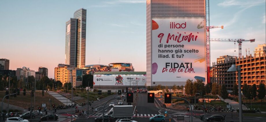 Iliad affissione per 9 milioni di clienti