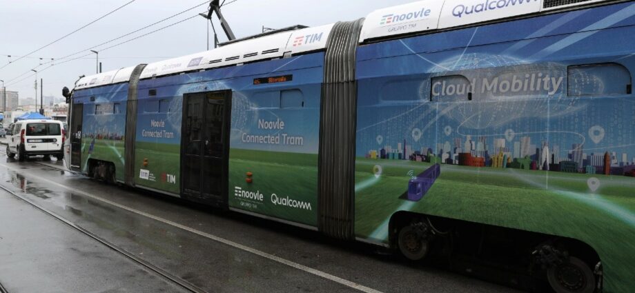 Tram connesso a Napoli con TIM 5G